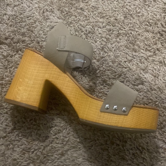 Sandals - Picture 3 of 3